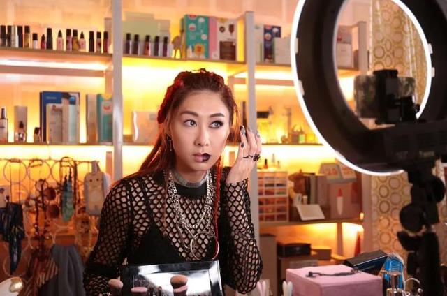 胡定欣，挨个敲监制的门乞讨角色（胡定欣是gd吗）