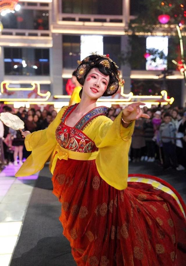 搞笑魔术天外飞仙，“天外飞仙”大唐不倒翁走红