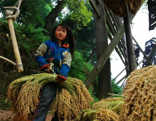 一看就是农村人的女生特征，小农意识的男人十个表现（网友说：那个女孩）