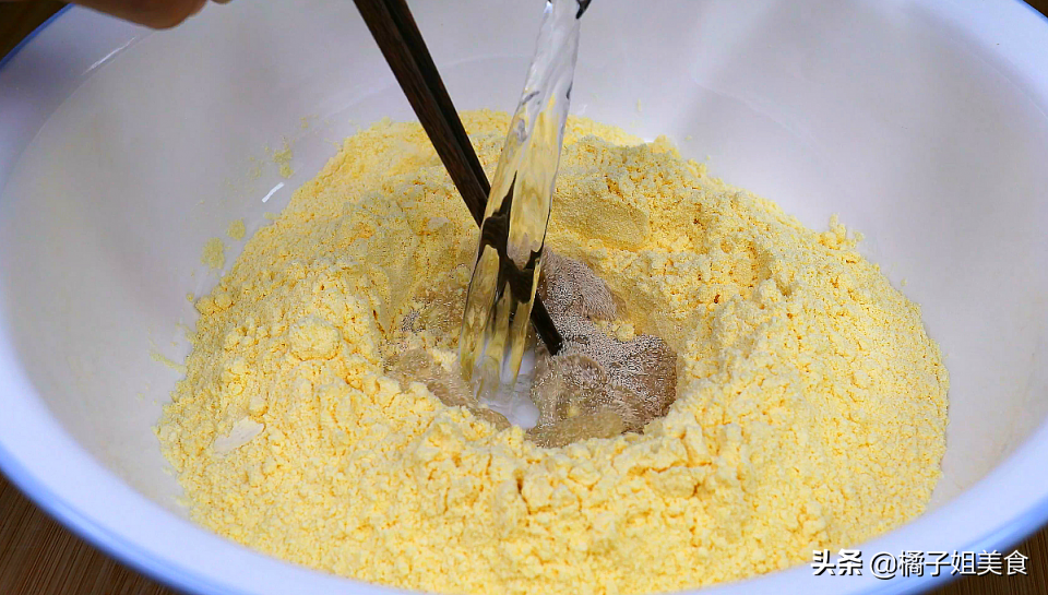 圖片[2]-玉米面餅子4步酥脆做法：北方家常早餐零失敗 營養香脆超下飯-起舞食譜網