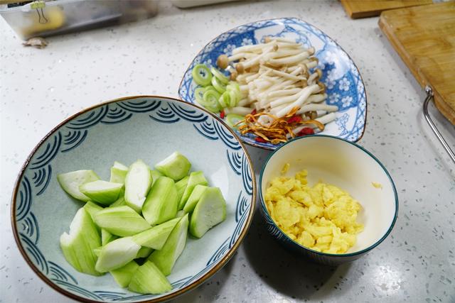 丝瓜煮汤怎么煮才好吃，丝瓜汤这么做好吃（它和丝瓜一起煮是绝配）