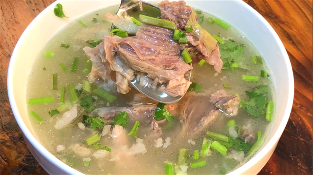 家常炖羊骨头的做法，大厨怎样炖羊骨头汤（千万别直接炖）