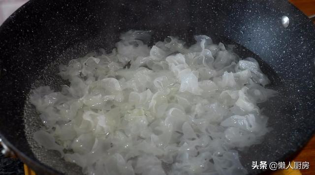 银耳凉拌用焯水吗，银耳焯水几分钟（教你用银耳做道凉拌菜）