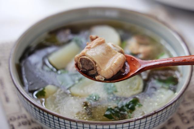 海带萝卜排骨汤，海带排骨汤（我家经常喝的一锅汤水）