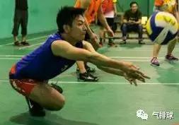 排球自垫球的动作要领，排球自垫球动作要领（气排球课堂——接球技术分析）