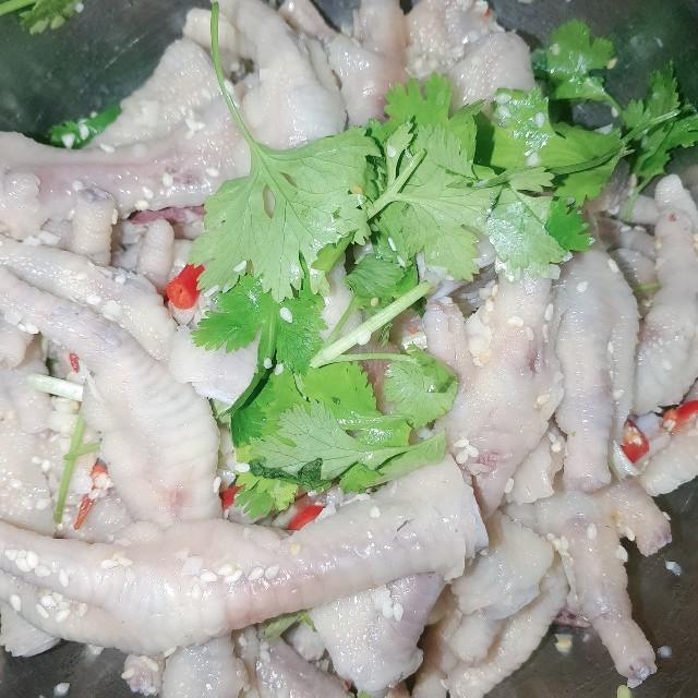 水晶凤爪的做法，水晶凤爪的做法配料（在家制作水晶凤爪的步骤）