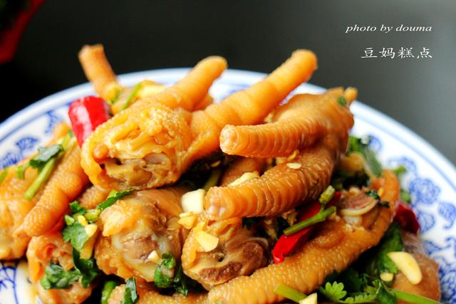 鸡爪怎么泡才好吃，家常泡鸡爪做法（教你“泡鸡爪”）