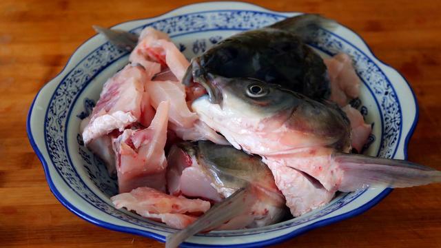 炖鱼头汤的家常做法，炖鱼头汤的家常做法大全（汤汁奶白一点也不腥）