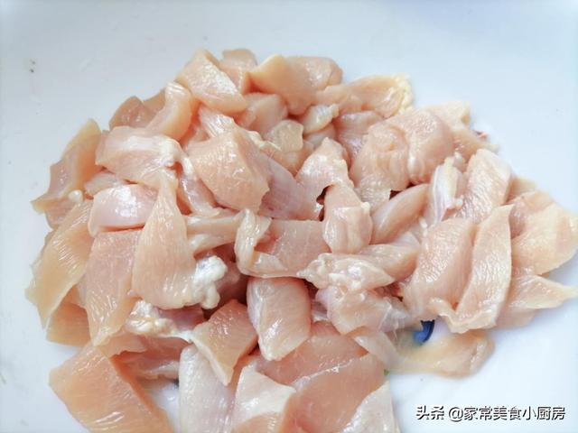 炸鸡肉串串香的做法，街边小吃炸鸡肉串的做法