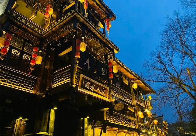 凤凰古城在哪里，湘西凤凰古城在哪里（沈从文笔下的《边城》）