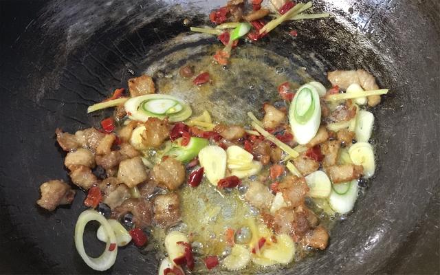 白萝卜炒粉条的做法，青萝卜炒粉条的做法（冬天要多吃萝卜）