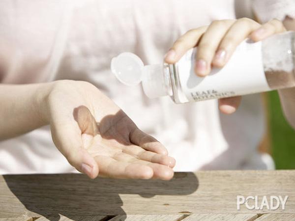 如何用牛奶洗脸，用奶水洗脸有什么效果（纯牛奶洗脸的正确方法是什么）