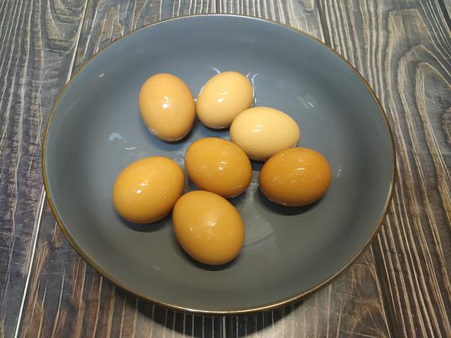 剥鸡蛋壳技巧，快速剥鸡蛋壳小妙招（不要用清水煮）