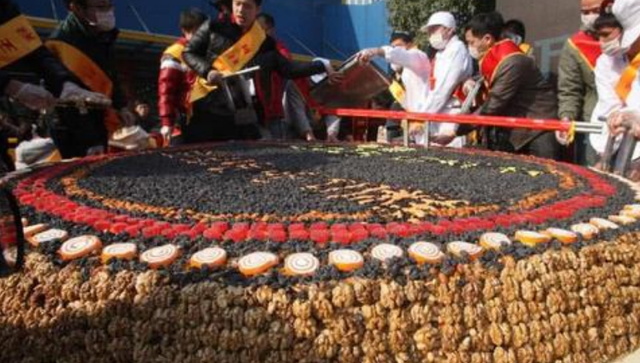 卖切糕是什么意思，切糕为何被网友戏称为神糕（切糕现在价格这么低）