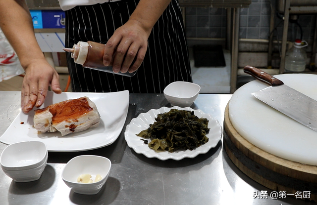 梅菜扣肉的制作方法，梅菜扣肉这样做无敌好吃（梅菜扣肉怎样做才能肥而不腻）