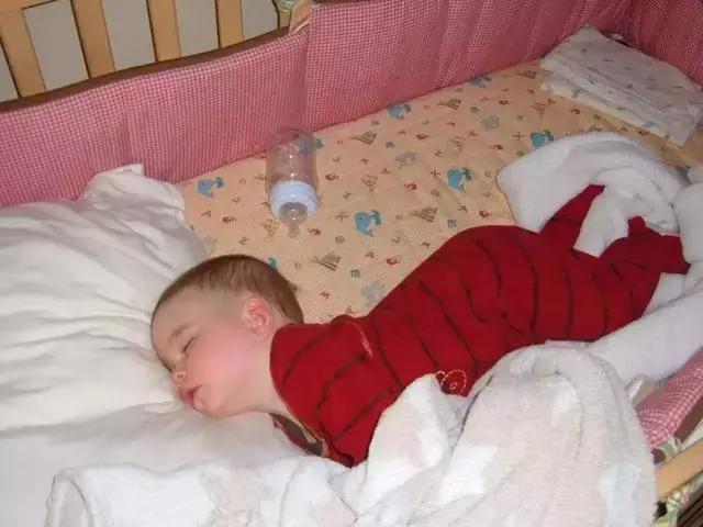 斜颈是朝相反方向睡吗，斜颈怎么分辨左还是右（宝宝睡姿不对，影响健康和颜值）