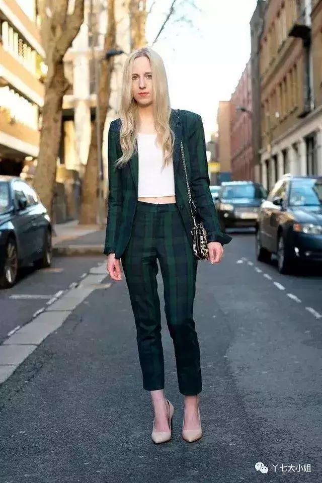 粗跟低帮高跟鞋怎么搭配裤子，气场超强的时髦组合