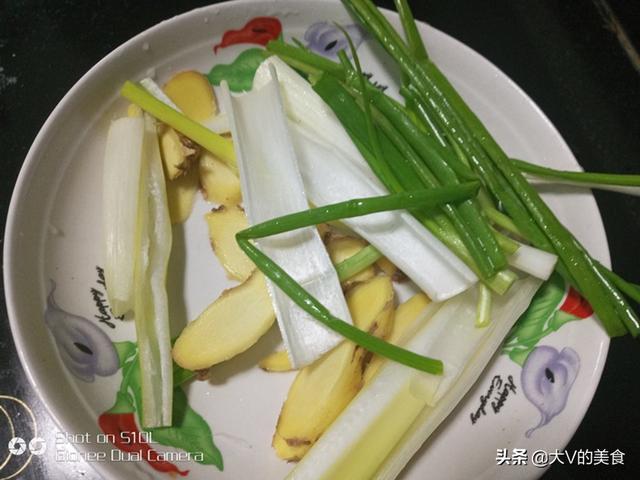 清蒸鸡的做法，清蒸鸡的做法及配料（简单上手菜做出不一样的味道）