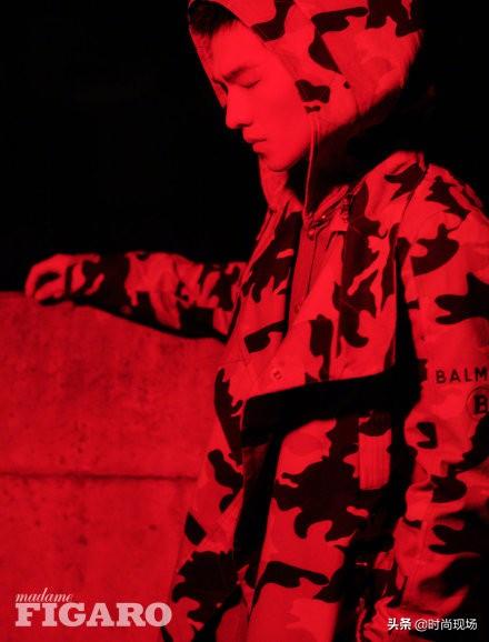 男蓝色杂志全见版，华为v9怎么更新杂志锁屏（蓝渐变衬衫搭工装裤帅气有型）