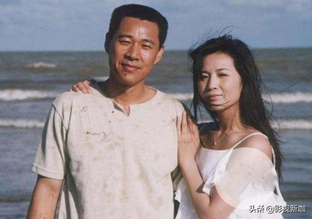 张丰毅开5百万豪车兜风，小12岁娇妻坐副驾，后座狗狗价值不菲