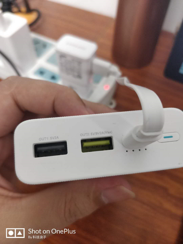 充电宝一闪一闪的充不进去电，充电宝灯一直闪（查询后发现多人出现同样问题）