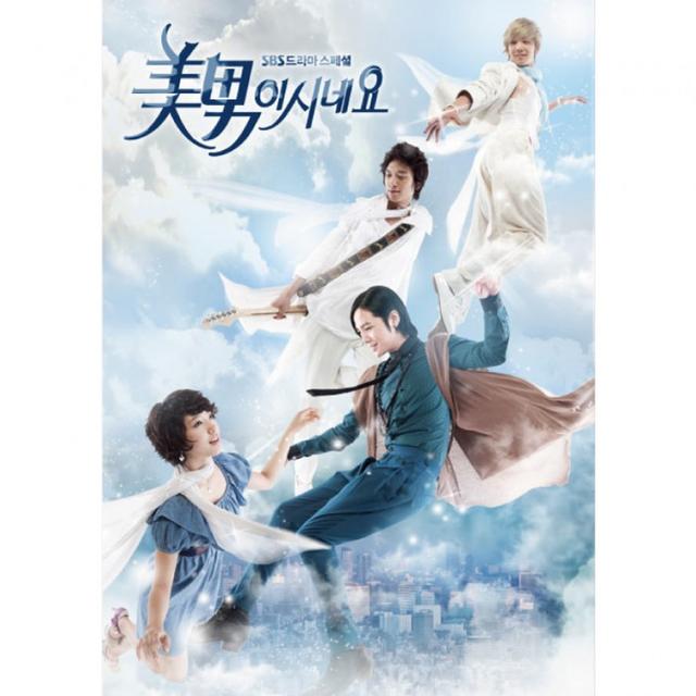 穿上婚纱是每个女孩的公主梦，而女王的公主梦是戴上王冠