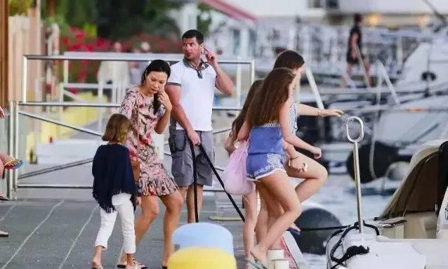 刘玉玲是谁的老婆，刘玉玲是谁（50岁邓文迪与小27岁男模分手）