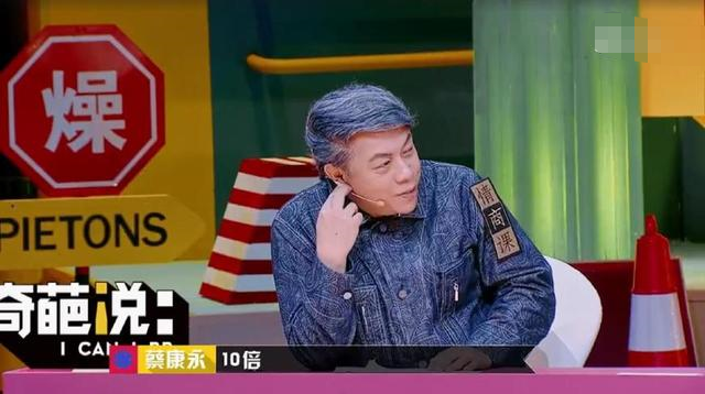 papi酱罕晒与老公合影,结婚7年依旧甜蜜,素颜出镜紧靠老公胸口