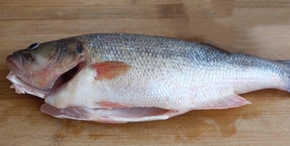 图片[2]-【清蒸鲈鱼】做法步骤图 鱼肉鲜嫩多汁 不腥不老-起舞食谱网