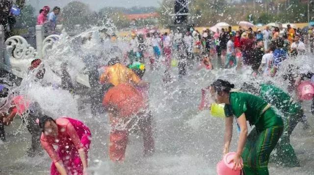 西双版纳傣族新年泼水，西双版纳风俗泼水节（版纳德宏万人泼水大PK）