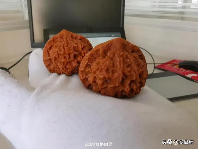 怎样把手变白变细嫩白，怎么样让手变白变细腻（用猪皮撸串儿，还能治返碱）