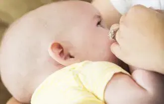 婴儿鼻子有鼻屎怎么办，月子里婴儿鼻子有鼻屎怎么办（帮新生儿清理鼻屎的方法）