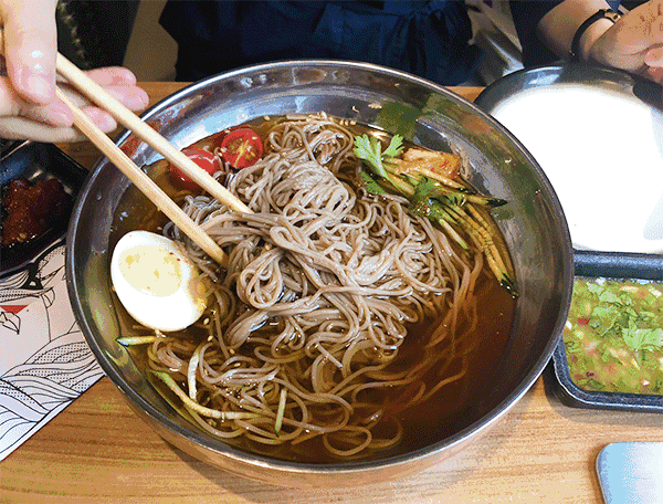 冷面是什么面做的，各地东北人吵起来啦