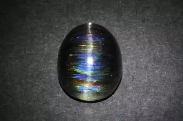 蓝砂石的功效与作用，蓝砂石的功效与作用适合哪些人佩戴（翡翠课堂：遇见宝石的天然之美）