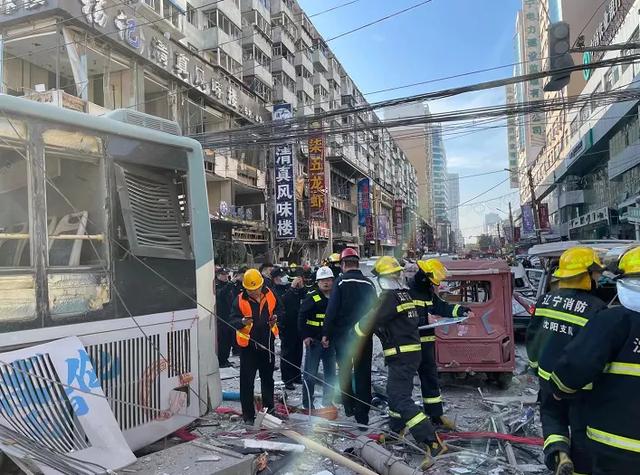 沈阳燃气爆炸三人死亡，沈阳燃气爆炸波及公交车