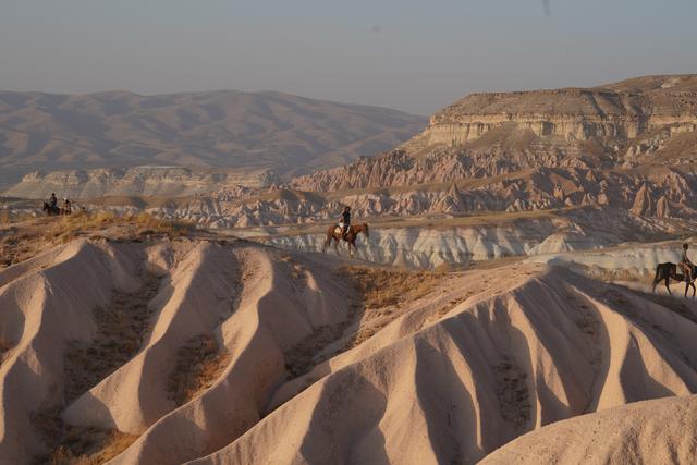 热气球下面的篮子叫什么，上面一个气球下面一个篮子（在热气球盛开的卡帕多奇亚）