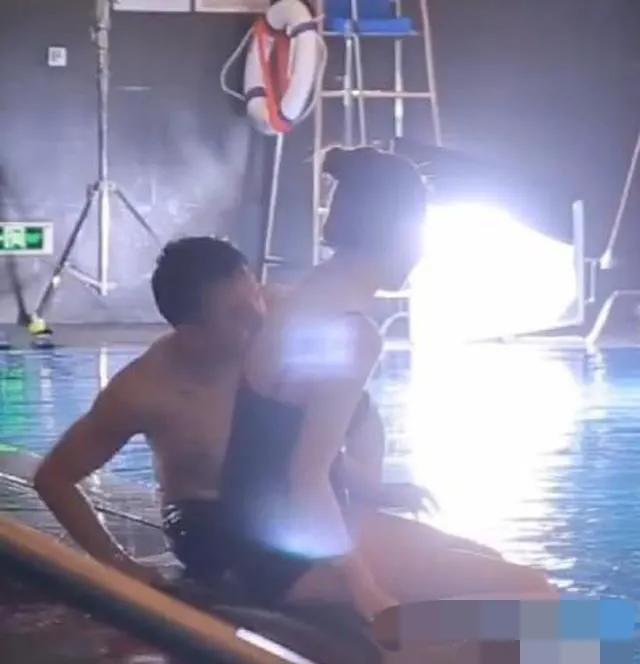 戚薇海边蓝色泳衣，戚薇泳装照牺牲大