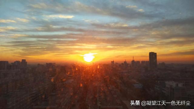 江天一色无纤尘，江天一色无纤尘是什么颜色（我言秋日胜春朝）