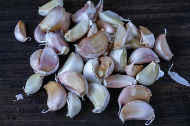 蒜苗的做法，蒜苔的做法大全家常菜视频（水培蒜苗原来这么简单）