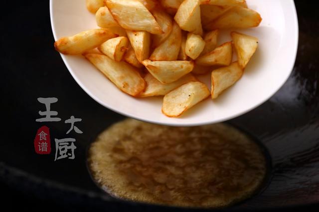 拔丝山药怎么做，山药最简单的家庭做法（掌握好你也可以轻松做出拔丝菜）