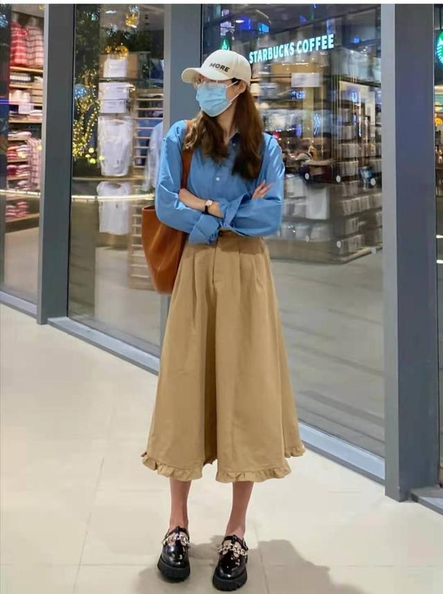 卡其色裙子配什么颜色上衣，卡其色半身裙搭配什么颜色上衣（卡其色半身裙配什么颜色上衣好看）