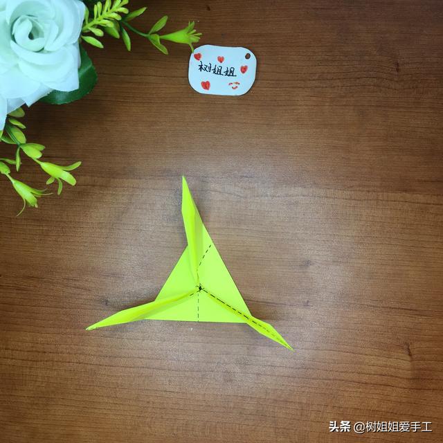 飞镖怎么折飞得远又简单，简单的手工折纸（1个正三边形折出来的飞镖与风车）