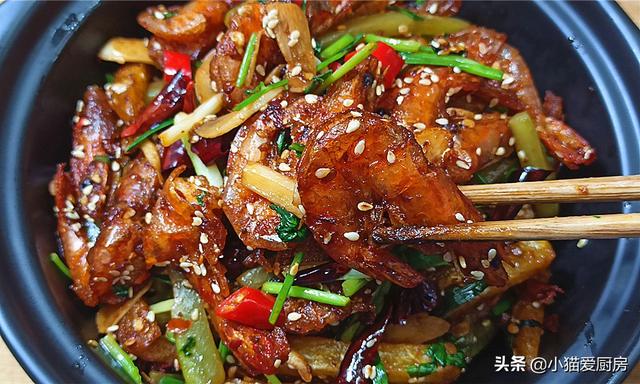 干锅大虾怎么做，干锅虾的做法（下酒又下饭一大锅不够吃）