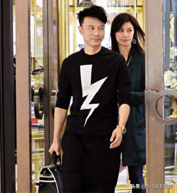 李克勤 - 再见演奏厅歌词是什么，李克勤红日原唱（李克勤老婆不仅低调）