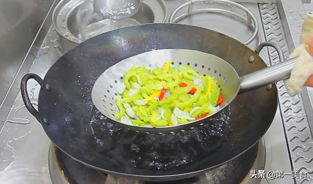 苦瓜怎么做不苦，苦瓜如何处理才能不苦（只需多这一个步骤）