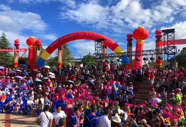 用纸怎样包花，用纸包花怎么包（云南省首届“非遗购物节”在楚雄开启）