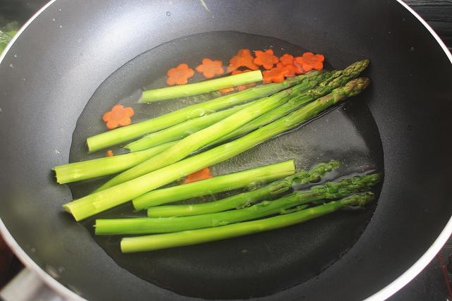 超市买的芦笋要不要削皮，打几个鸡蛋一起煎倍有面