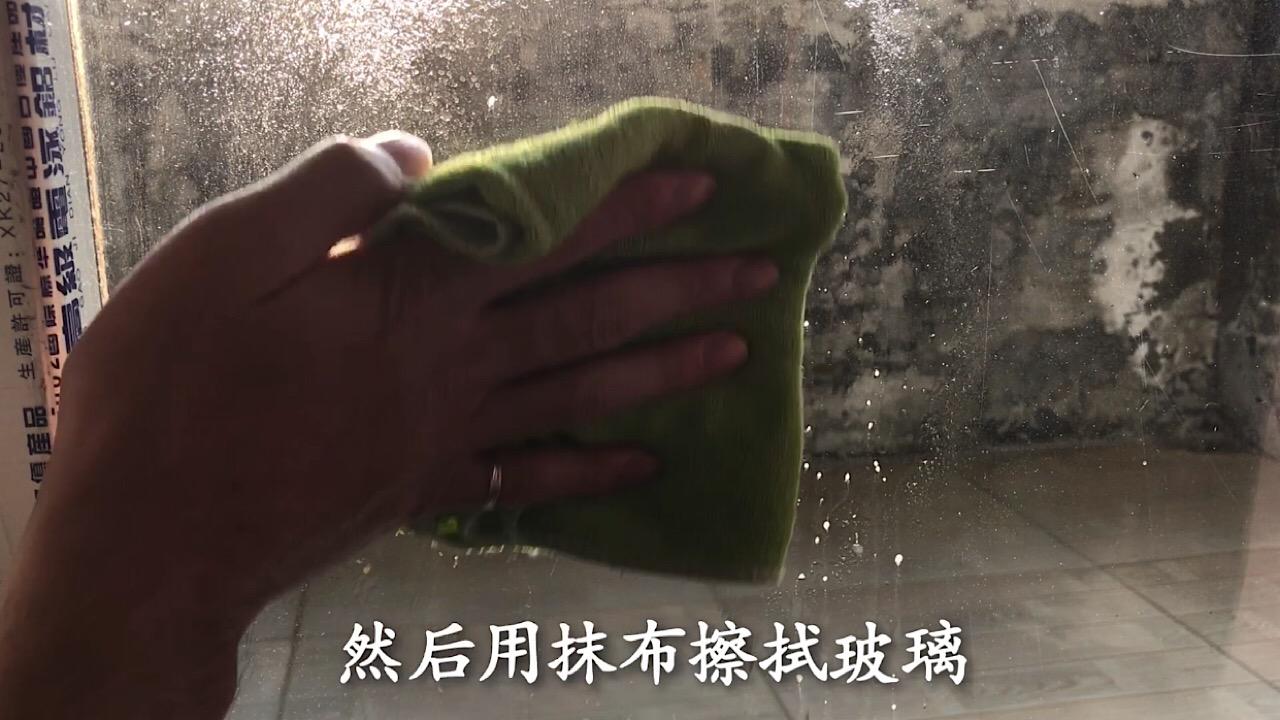 擦玻璃用什么擦最干净不留水渍，玻璃用什么擦的干净不留水痕（从保洁公司偷学到一招）