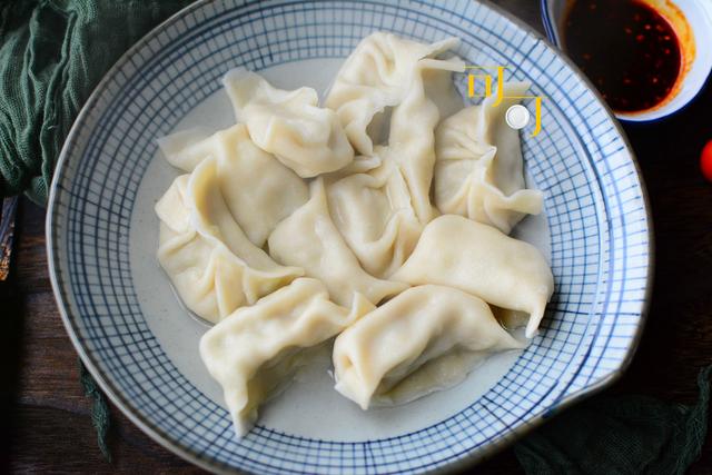 白菜芹菜猪肉饺子怎么做才好吃，我家的白菜芹菜猪肉饺子特别香