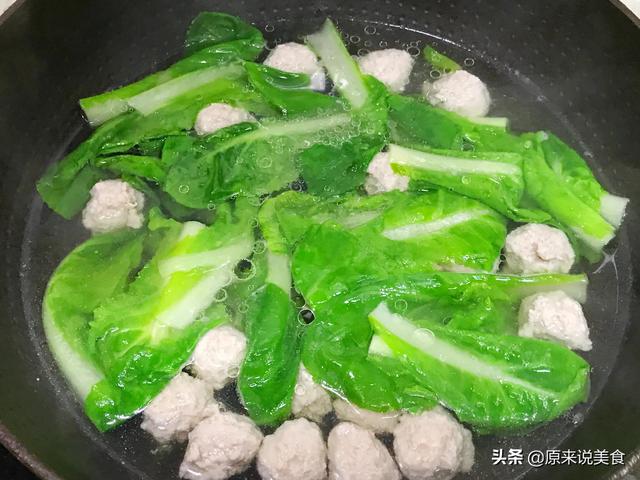 豬肉,蔥,姜,一起剁碎,剁時加點油,鹽,醬油攪拌均勻,把剁好的肉末搓成